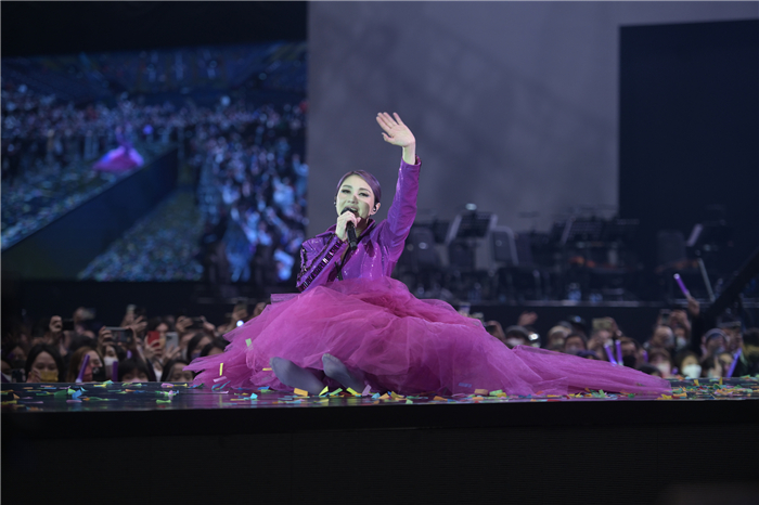 杨千嬅赤脚坐在台上为观众演唱安可曲目.jpg